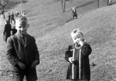 Im Vordergrund: Horst Jung, Erika Rupp (Osterwiese, um 1950)