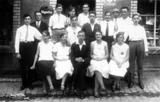 03-Kirmesjugend_1930_vor_dem_Gasthaus_Knetsch