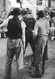 Beim Maibaumaufstellen führen Heimatvertriebene aus dem Sudetenland eine Posse auf (Anfang der 50iger Jahre). Im Vordergrund v. li. Herbert Hopf, Franz Hampl, Karl Köhler