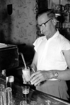 Ernst Pfeifer hinterm Tresen