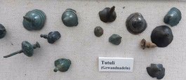Keltische Gewandnadeln aus dem Holzhäuser Oberwald "Kleine Wiege"; ausgestellt im Museum Hohe Schule, Herborn