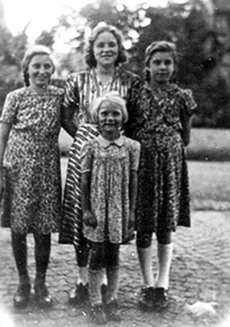 V. li. Irmgard Biemer (Gadeckse), Marianne Rupp (Groos), Erika Rupp (Blohsfeld), vorne Ursula Grün