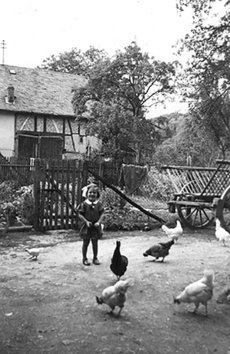 Irene Born mit den Hühnern. Landleben in den 1930igern.