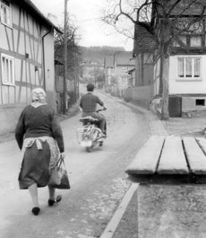 vorn: Henriette Schmidt (Ebbs Jettche)