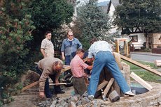 Brunnenbau auf der Kreuzgasse - v.li. hinten: Karl Kreutzer, Karlheinz Bremond, v.li. vorne: Heinrich Jung, Horst Birlenbach, Harald Lippert