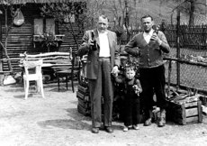 Heinrich Groß (links) in der Gaststätte "Zur grünen Laube" (Wolf)