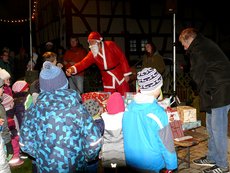 Der Weihnachtsmann teilt kräftig aus (Nikolausmarkt 2017)
