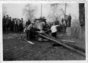 Montage der neuen Kirchenglocke, Holzhausen 1951