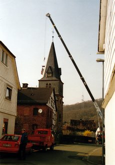 Der neue Wetterhahn wird gesetzt