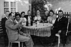 01-Gemuetliches_beisammensein_im_Hof_von_Walter_Dross