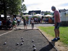 Boulespiel während des HUG-Familientages 2017, v. l.: Amelie Stahl, Emilia Schwontkowski; als Schiedsrichter Udo Becker