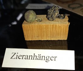 Zieranhänger, gefunden im Bereich der Burgruine Lichtenstein, ausgestellt im Museum Hohe Schule, Herborn