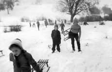 Kinder beim Rodeln. Vorn im Bild Regina Dross (verh. Witkowski), Doris Becker (verh. Russmann) mit Bruder Walter Becker 