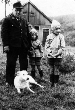Heinrich Droß mit Kindern und Hund 