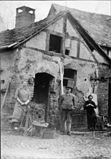 'Schmidtkolles'-Schmiede (Bergwiese): v. l.: Luise Lißfeld und ihr Vater H. Leidolf sowie Luise Droß