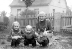 V .li. Lieselotte Biemer, Erich Biemer, Bärbel Biemer im Garten des Hauses Zum Steimel 2