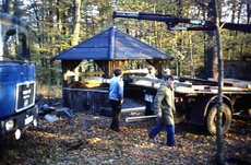 Verladen der ursprünglich am Standort 'im Pflanzengarten' / 'Hainbächer' aufgestellten Hütte, die wegen geringer Nutzung 1979 einen neuen Aufstellungsort erhielt.