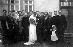 Hochzeitsgesellschaft bei "Simons" im Hof - Paula und Willi Daubertshäuser