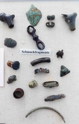 Keltische Schmuckfragmente aus dem Holzhäuser Oberwald "Kleine Wiege"; ausgestellt im Museum Hohe Schule, Herborn