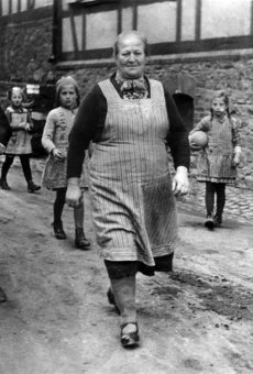 Im Vodergrund: Johanette Hardt, mit Ball Friedel Allmenröder (verh. Briese), hinten links Edeltraud Schweitzer (verh. Birlenbach)