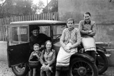 Im Auto: Friedrich Groß, auf der Haube Martha Groß, die Kinder davor Erwin Zutt und Dora Zutt