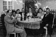 von links: Karl Rupp, Ottmar Kurz, Edda Kurz, Martha Gelzenleuchter, Emil Gelzenleuchter, Paula Pfaff, Luise Leidolf, Emma Droß, Wolfgang Droß, Walter Droß