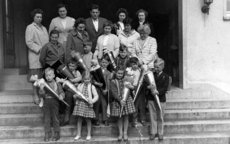 Lehrer Paul Schmidt mit den ABC-Schützen und deren Müttern - Einschulung 1959