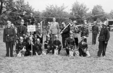 1958, 25jähriges Bestehen der Feuerwehr. Schüler stellen die Feuerwehr von 'Anno Dazumal' dar.