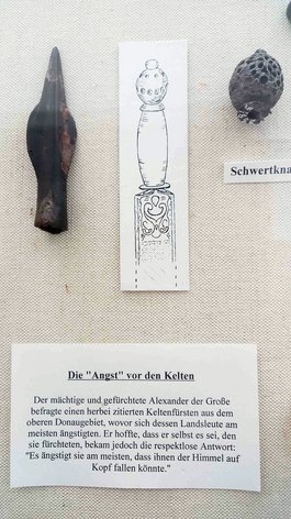 Keltische Waffenfunde aus dem Holzhäuser Oberwald "Kleine Wiege"; ausgestellt im Museum Hohe Schule, Herborn