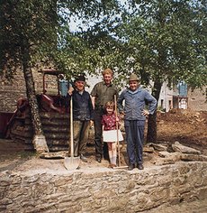 Bau der Kirchenmauer: v. li. Reinhold Briese, Herbert Leidolf, Arthur und Marina Clößner