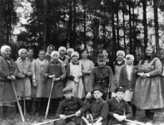 im Pflanzengarten: von links: Luise Adam, Frieda Klas, ?, Minna Rumpf, ? Lenche Tropp, Martha Biemer, ?, …Gelzenleuchter, Edda Kurz, Förster Funk, Martha Schmitter, Luise Biemer, Erna Gelzenleuchter, Henriette Klaus (Ebbches Wes), unbekannte Jungen
