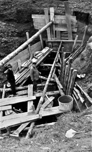 Quellfassung oberhalb des Bahndamms, von links: Bürgermeister Reinhard Würz, Heinrich Fritz