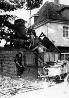 Abrissarbeiten am Backhaus in der Lindenstraße v. li. Otto und Günter Hormel